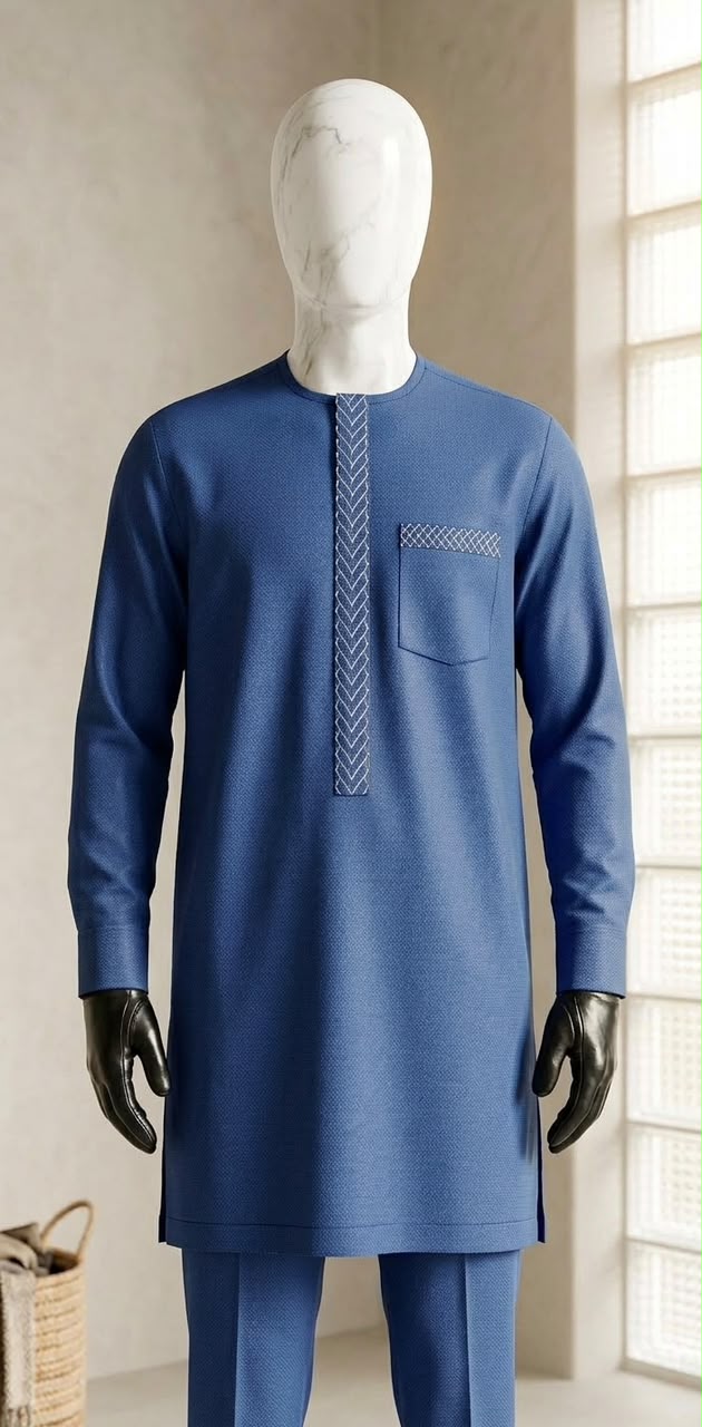 Ensemble bleu à chevrons brodés — ensemble bleu sur mannequin, vue rapprochée