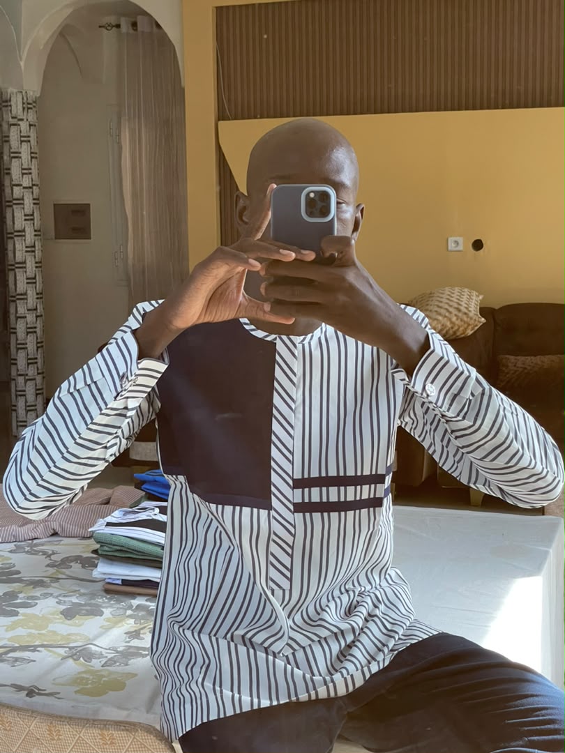 Tunique rayée noire à empiècement marine — blanc rayé noir, portée