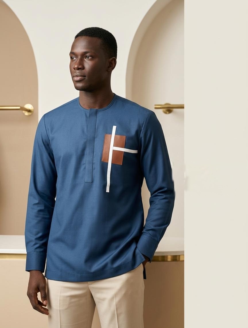 Chemise bleue à poche façon cuir — bleu, portée
