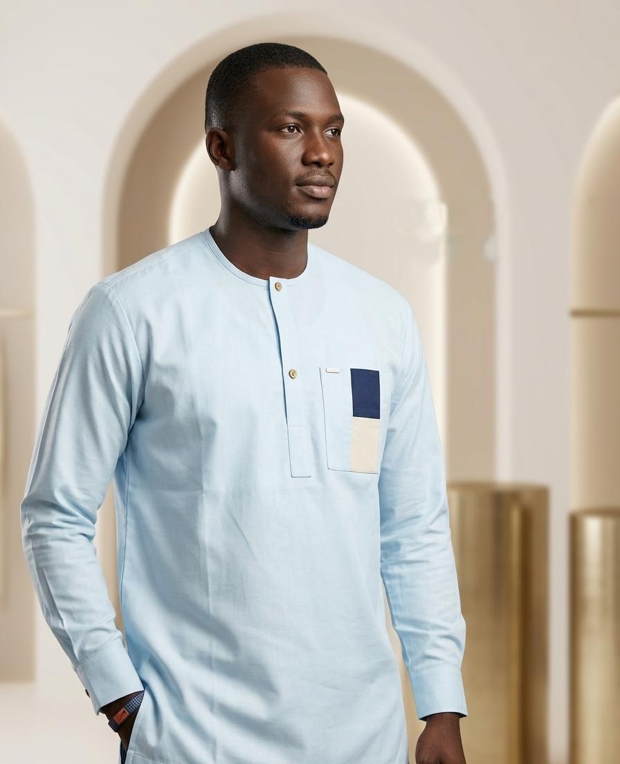 Chemise ciel à poche marine et beige — bleu ciel, portée