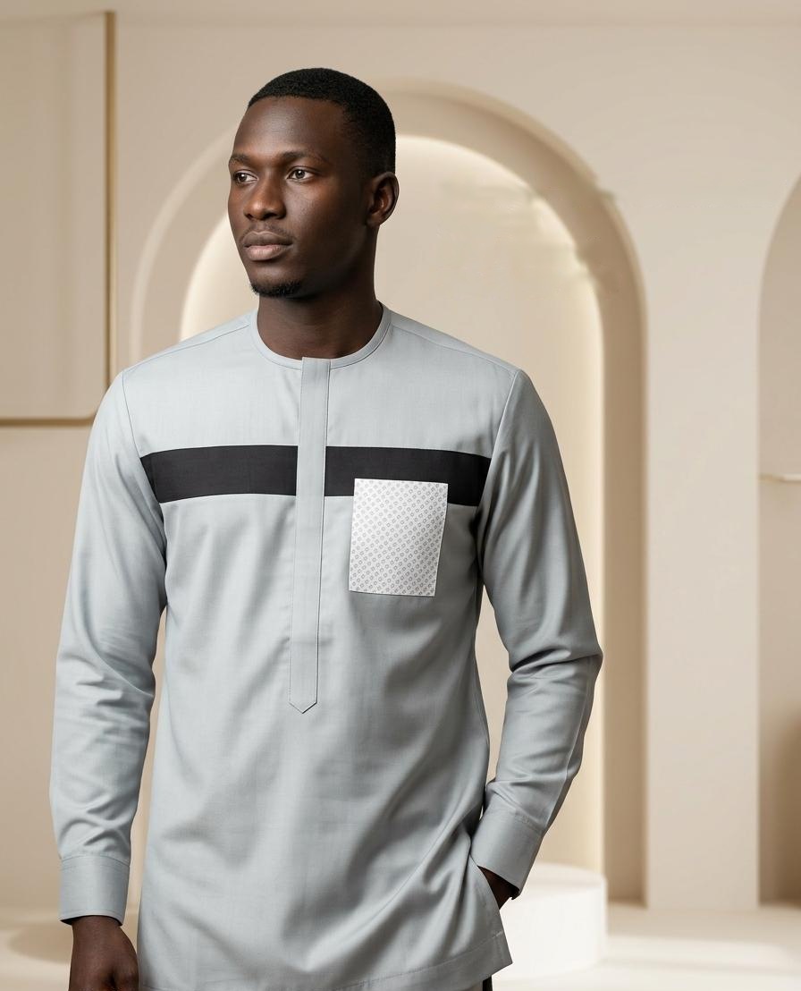 Chemise gris clair à poche texturée — gris clair, portée
