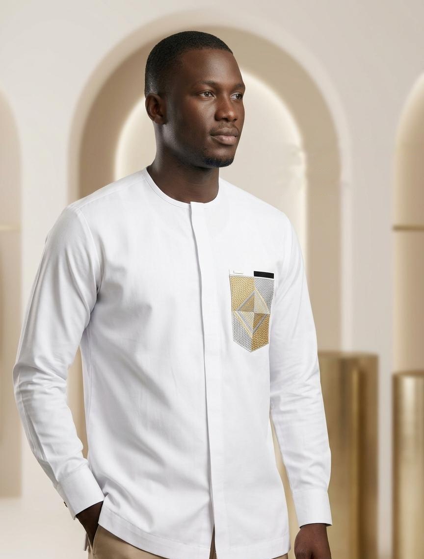 Chemise blanche à poche dorée — blanc, portée
