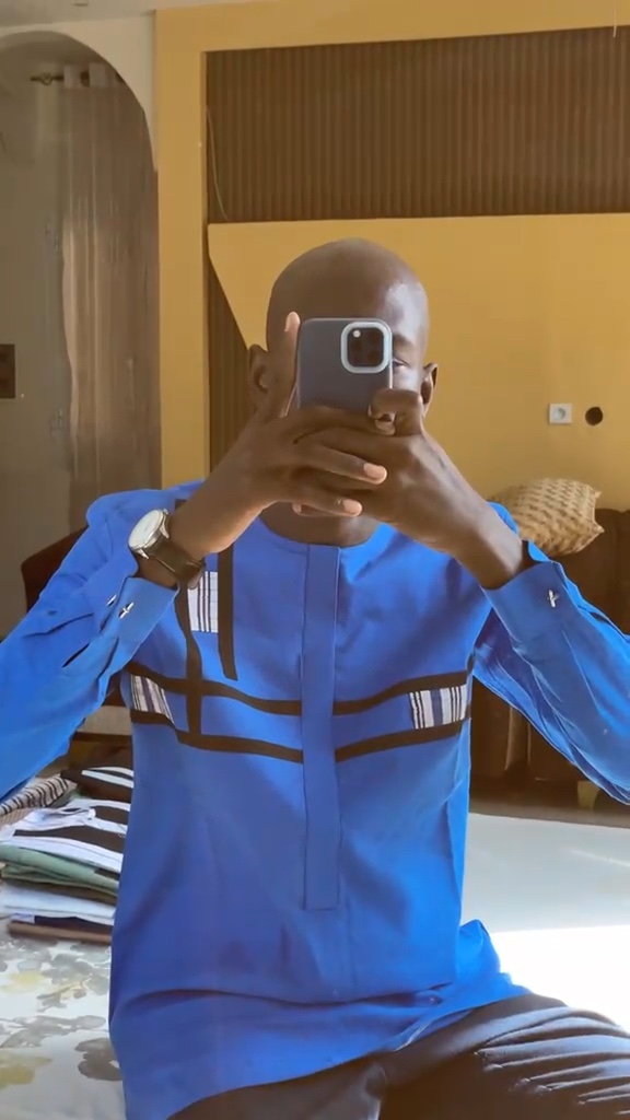 Tunique bleu roi à bandes noir et blanc — bleu roi, portée